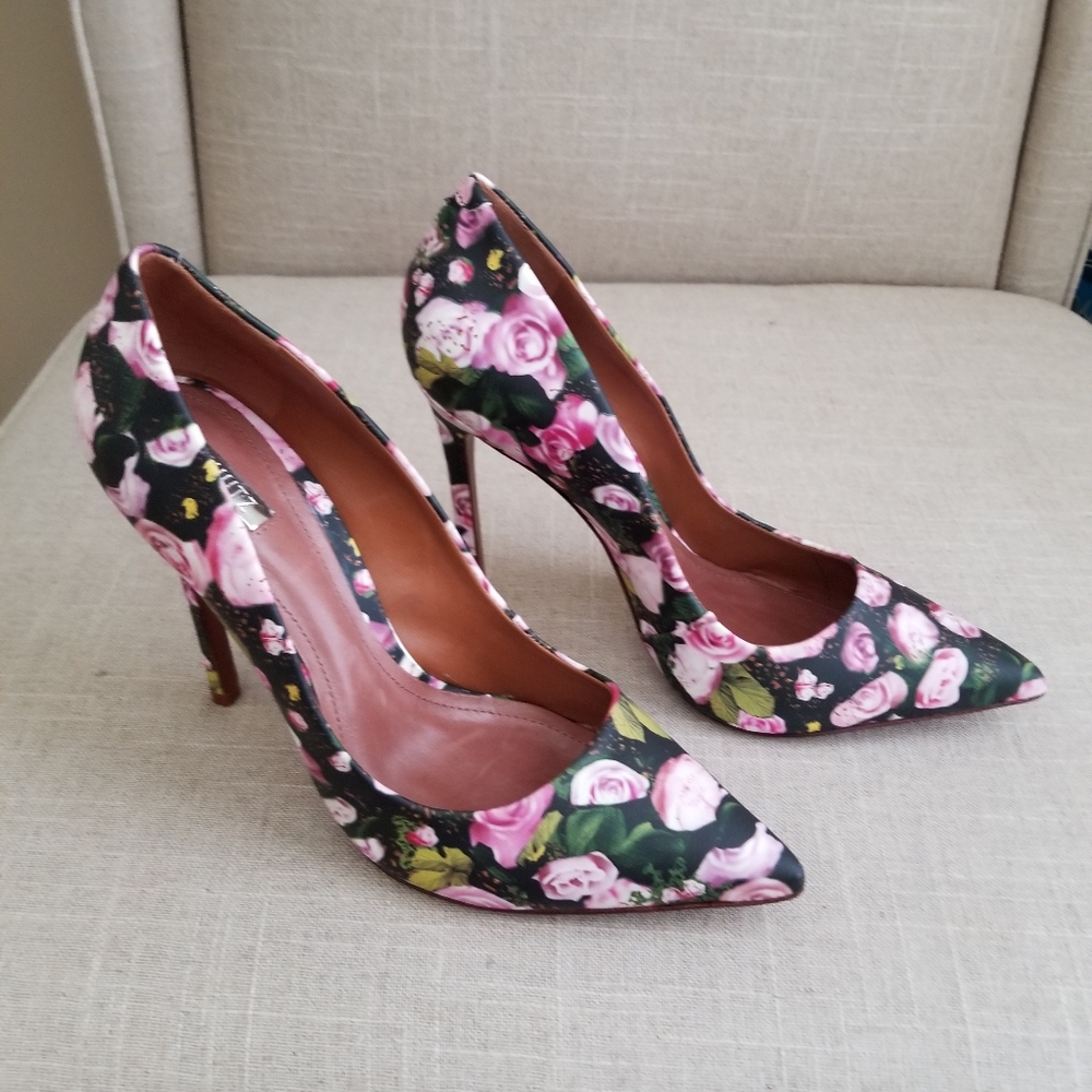 Shutz size 8, black and pink flowers🌸